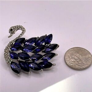 Elegant Purple glass & rhinestone Swan Brooch silvertone pin